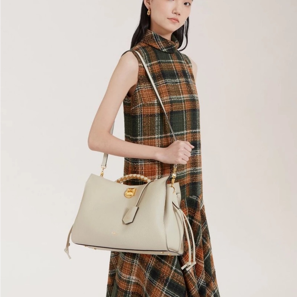 Mulberry Pebbled Leather Shoulder Bag in Light Beige with Gold Hardware - Picture 4 of 10